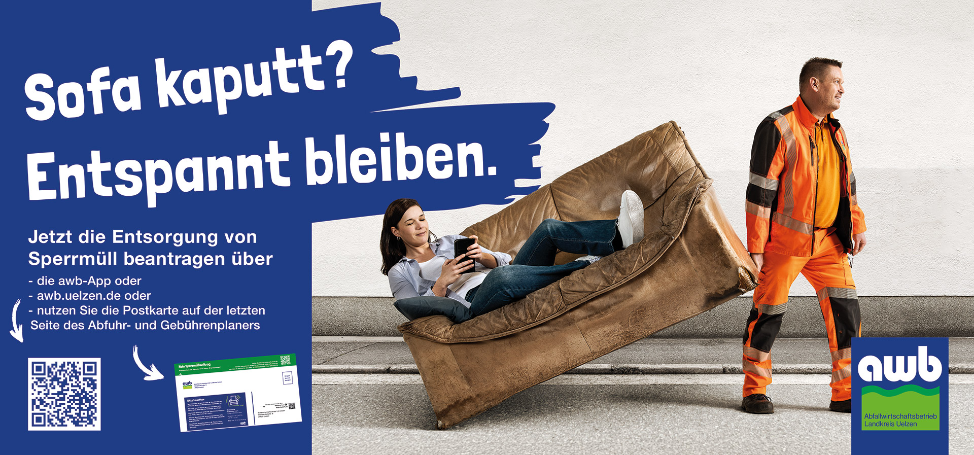 awb-spermuell-kampagne_Sofa Müllmann zieht ein altes Ledersofa auf dem eine junge Frau entspannt auf Ihr Tablet schaut.