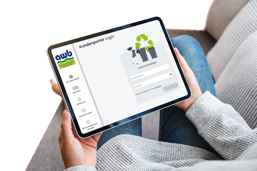Müllmann zieht ein altes Ledersofa auf dem eine junge Frau entspannt auf Ihr Tablet schaut.
